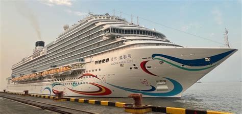 Adora Cruises CEO presenting at the 2025 Shanghai International Cruise Festival launch event