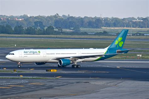 aer lingus a330-200 taxiing at seattle under cloudy sky