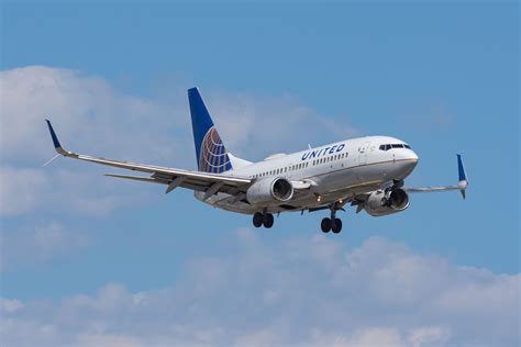 Aeromexico Boeing 737 landing at Philadelphia International Airport