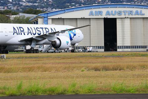air austral boeing 777 parked next to air france jet at paris charles de gaulle