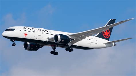 air canada boeing 787 dreamliner flying transatlantic from canada to italy
