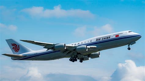 Air China 747-400 approaching Hongqiao with government insignia onboard