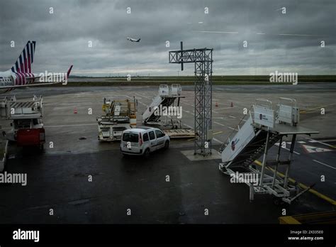 Air France aircraft delayed at Paris Charles de Gaulle gate congestion