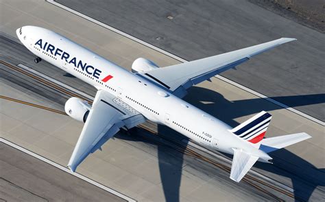 air france boeing 777-300er at singapore changi airport before luxury la première flight to paris