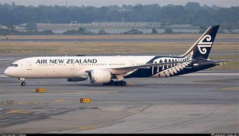 air new zealand dreamliner preparing for takeoff to los angeles international airport