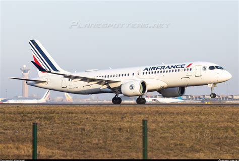 Airbus A220-300 aircraft regional narrowbody jet airline fleet