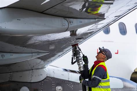 Airbus A321LR fueling operation ground crew