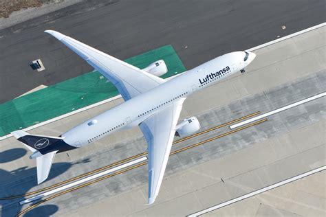 Airbus A350-1000 wing flex during takeoff showing advanced composite wing design