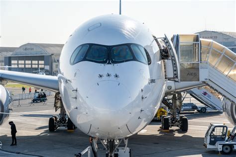 Airbus A350 parked beside Boeing 777X during global aviation supply chain crisis