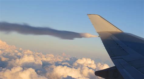 aircraft fuel dumping from wingtips high altitude vapor trail