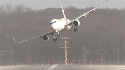 aircraft landing during gusty crosswinds