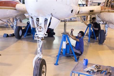 aircraft maintenance engineers working on Emirates Boeing 777