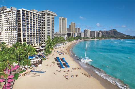 airliner over waikiki beach honolulu landing from los angeles