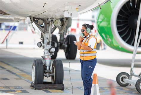 airport ground crew servicing passenger aircraft during turnaround operation