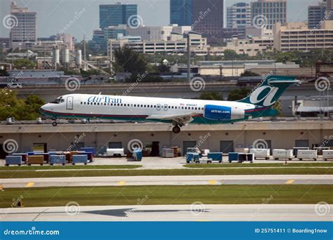 AirTran Airways Boeing 717 powerback at Fort Lauderdale airport