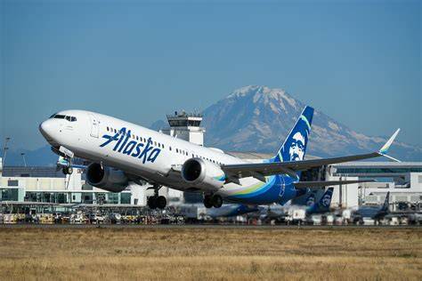 Alaska Airlines Boeing 737 at Seattle hub with Pacific Northwest regional route network