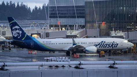 alaska airlines boeing 737 max 9 at gate in san francisco international airport