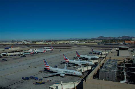 American Airlines Boeing 737-800 N946NN landing at Phoenix Sky Harbor International Airport