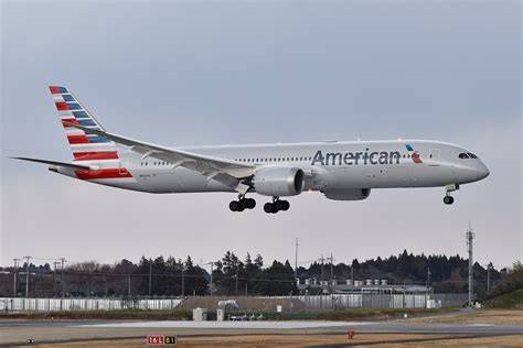 American Airlines Boeing 787-8 Dreamliner transatlantic flight landing at Chicago O’Hare