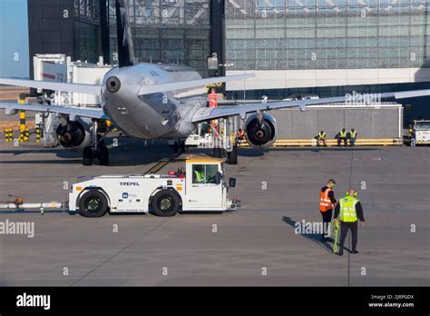 American Airlines ground crew servicing 787-9 at Auckland Airport after inaugural flight from Dallas