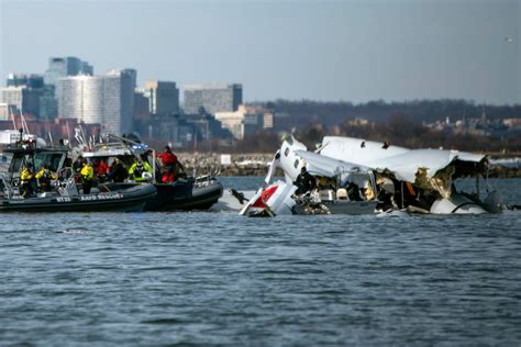 American Airlines regional jet and Washington DC Potomac River aviation safety memorial