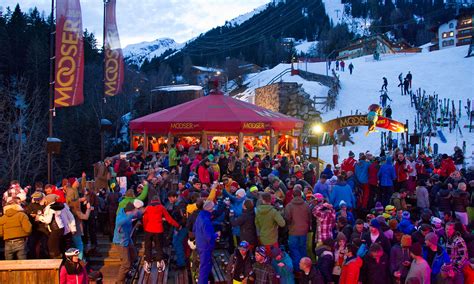 Apres-ski crowd dancing at Mooserwirt in St. Anton