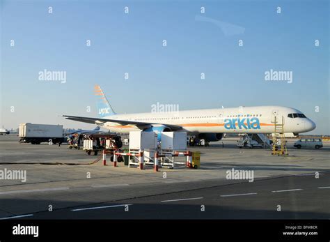 arkia israel airlines boeing 757 at ben gurion airport