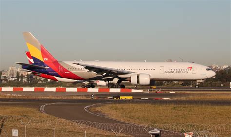 Asiana Airlines Boeing 777 approach to San Francisco International Airport runway