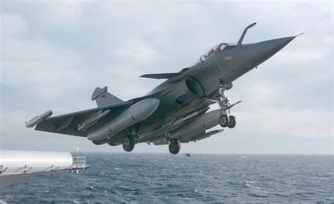 ASMPA nuclear missile exhibited beside a Dassault Rafale, emphasizing France’s airborne nuclear strike capability