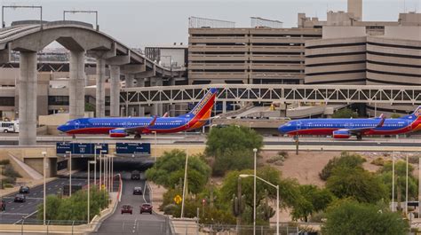 Award or recognition graphic for Phoenix Sky Harbor International Airport’s top ranking