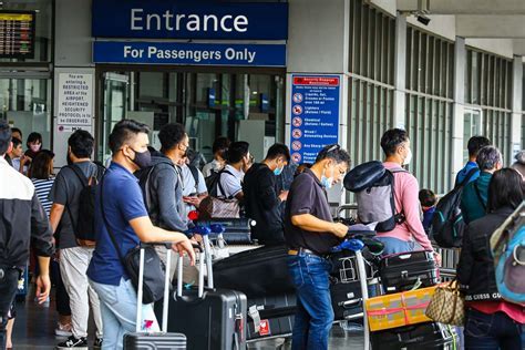 BA passengers queue at Orlando terminal amid weather-related delays