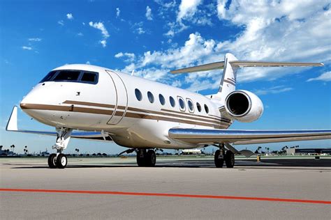 Bill Gates Gulfstream G650 private jet preparing for long range executive flight