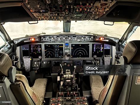 Boeing 737-800 cockpit during cruise flight