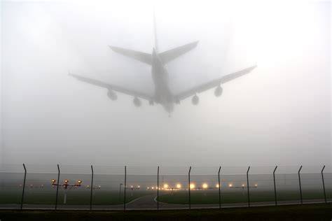 Boeing 737 autoland approach through heavy fog with runway approach lighting