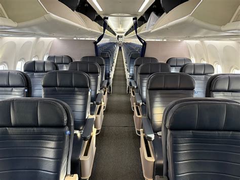 Boeing 737 MAX 10 United Airlines cabin seating aircraft certification
