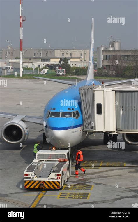 Boeing 737 modern airport turnaround ground operations narrowbody jet