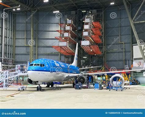 Boeing 737 performing post-maintenance touch and go at private facility