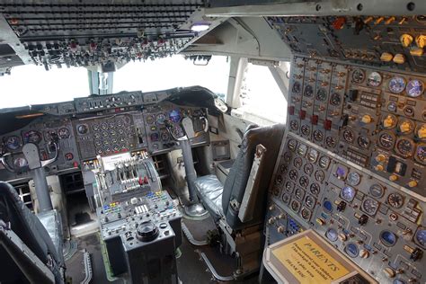 boeing 747-100 cockpit interior preserved at aviation museum
