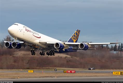 boeing 747-400 taking off with contrails trailing behind