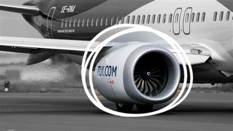 Boeing 747 four engine close up