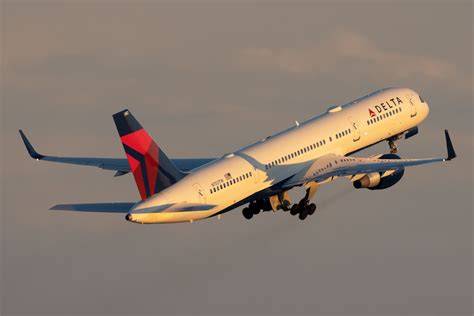 Boeing 757 in Delta Air Lines livery taxiing at Orlando International Airport