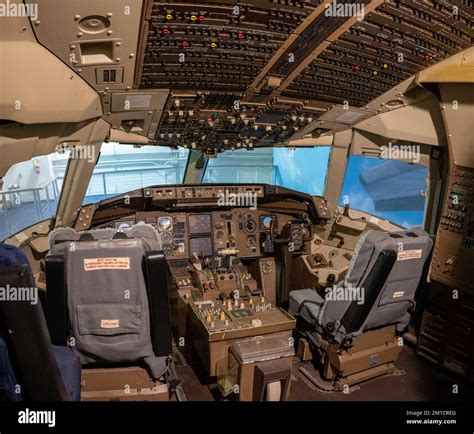 Boeing 767 cockpit flight deck instrumentation
