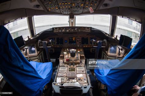 Boeing 777-300ER cockpit and GE90 engines in flight