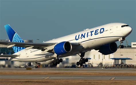 Boeing 777 flying over ocean on intercontinental route