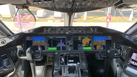 Boeing 787 Dreamliner cockpit Common Core System avionics computers