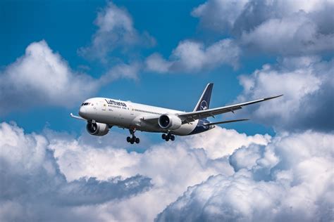 Boeing 787 Dreamliner composite wings flex long haul aircraft ANA livery
