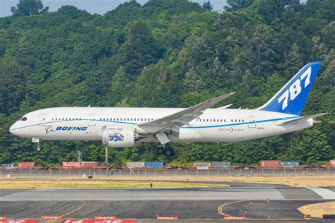 Boeing 787 Dreamliner landing at San Jose International Airport Silicon Valley