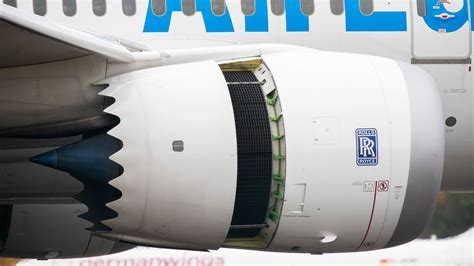 boeing 787 in flight with rolls-royce trent 1000 engines