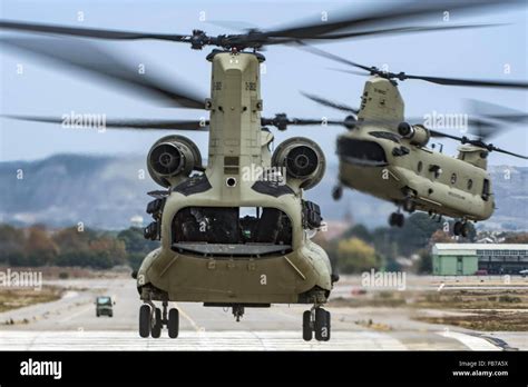 Boeing CH-47F Chinook tandem rotor heavy lift helicopter