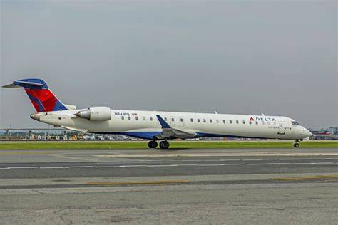 Bombardier CRJ aircraft exposed landing gear